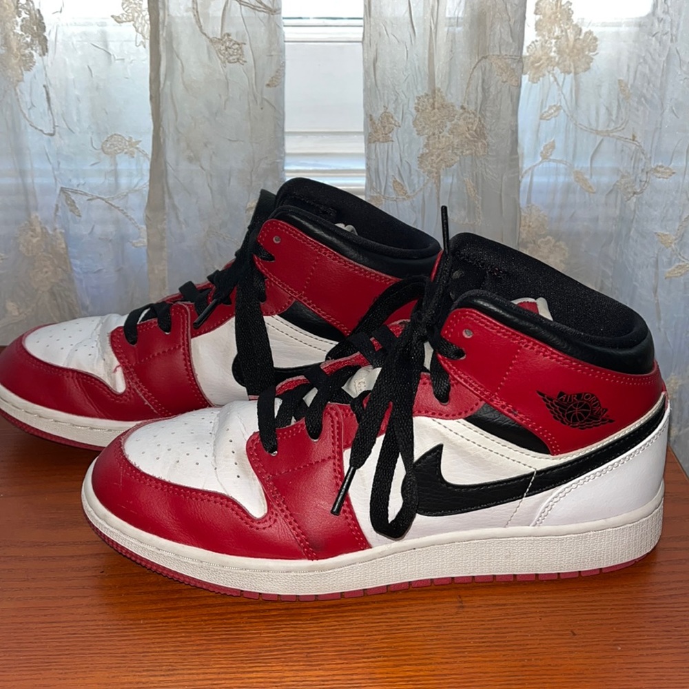 Nike Air Jordan 1 Mid “Chicago” youth (554725-173)